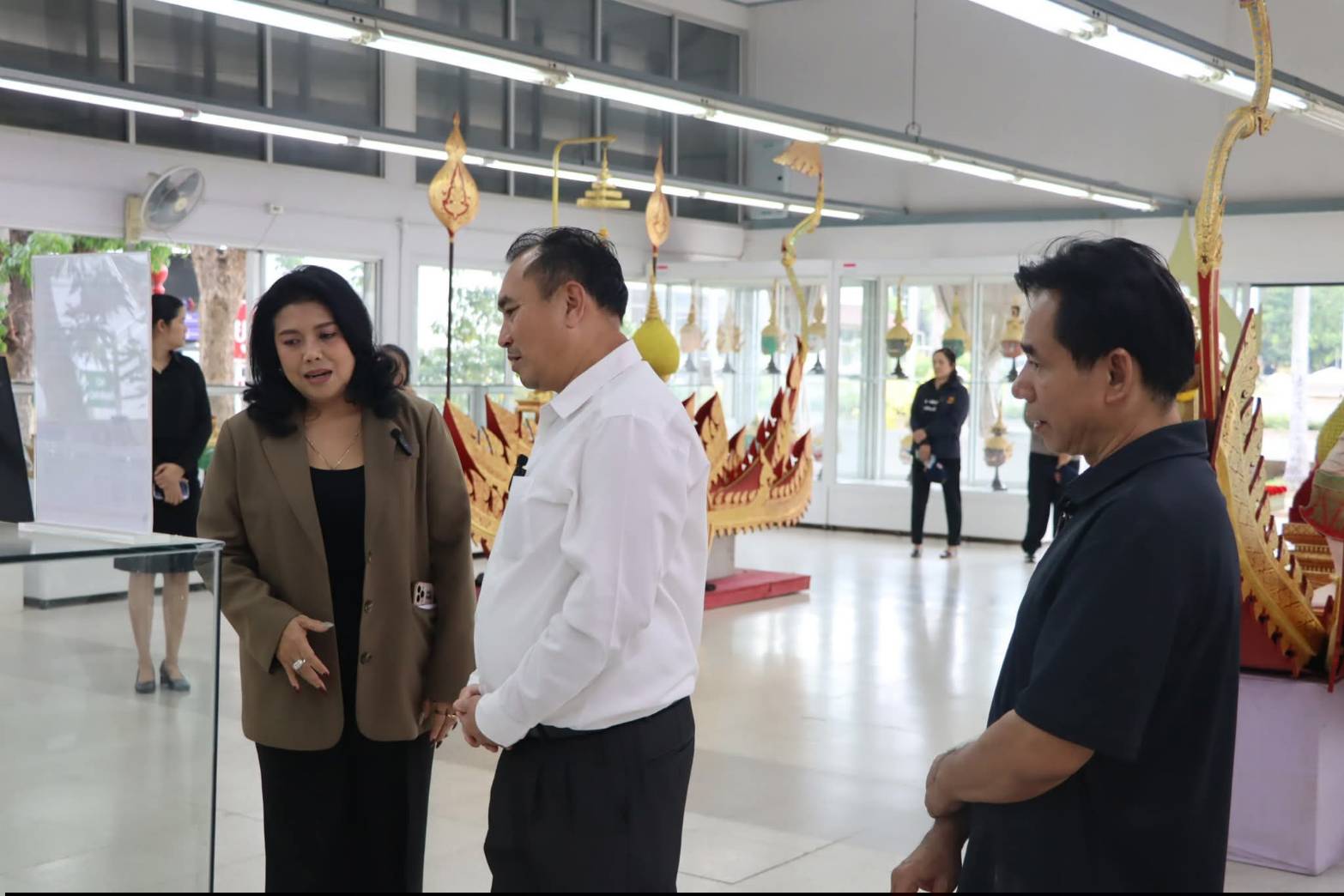 title - นายอำเภอบางไทร และคณะผู้บริหารท้องถิ่น ลงพื้นที่เยี่ยมชมสถานที่ภายใน ศูนย์ส่งเสริมและพัฒนาอาชีพเสริมนอกภาคการเกษตร (ศูนย์ศิลปาชีพบางไทรฯ (เดิม)) และแผนกฝึกอบรมทั้ง 12 แผนก